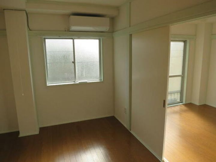 川口マンションの居間