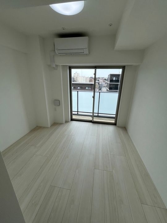 神奈川県横浜市西区浜松町の賃貸マンションの居間
