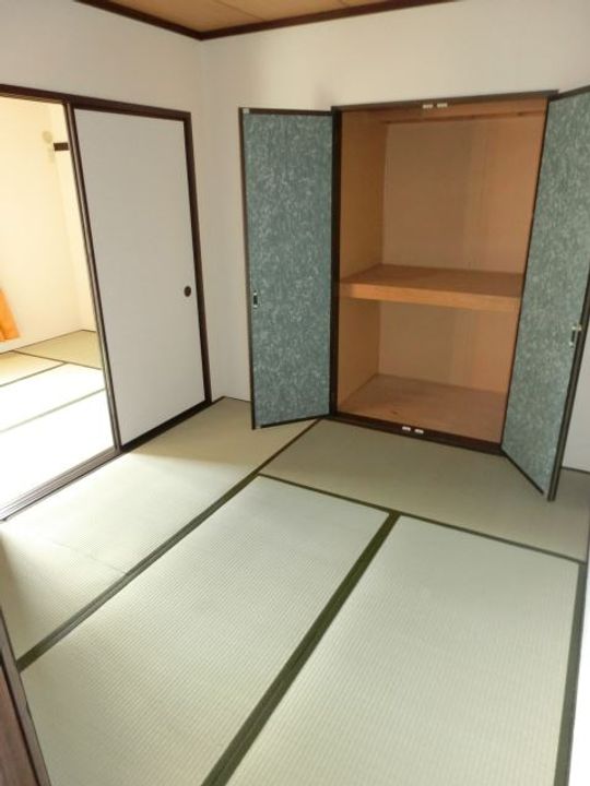 ファミールメゾンAの居間
