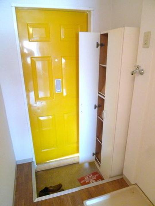 コーポつつじの玄関