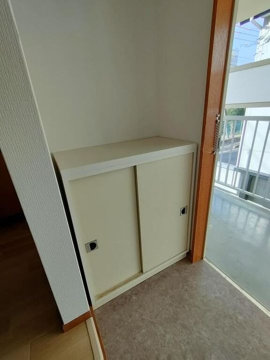 ファミネス谷原201の玄関