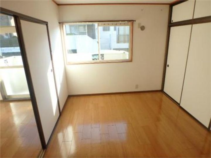 シャトルサカエの居間