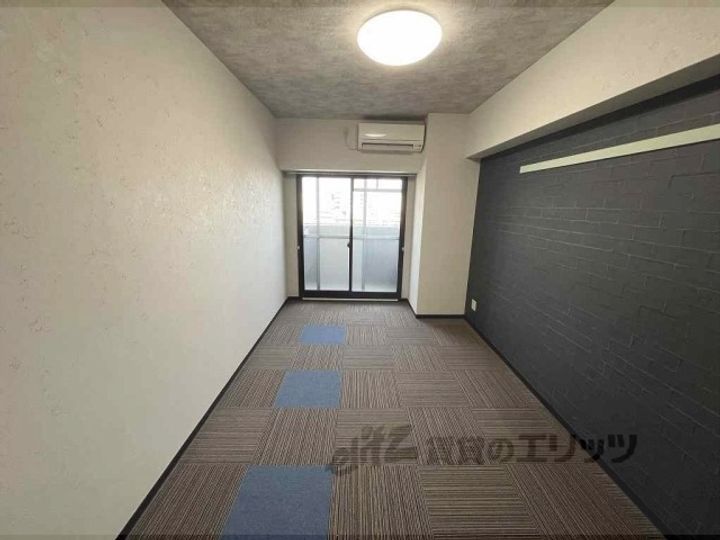 インテルビルの居間