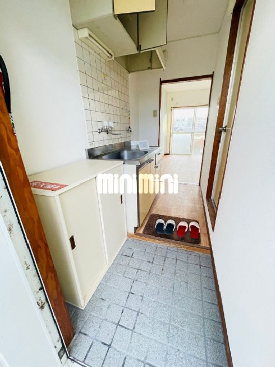 ホワイトパレスBの玄関