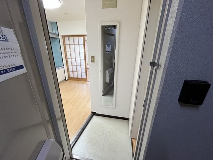 谷岡ビル2号館の玄関