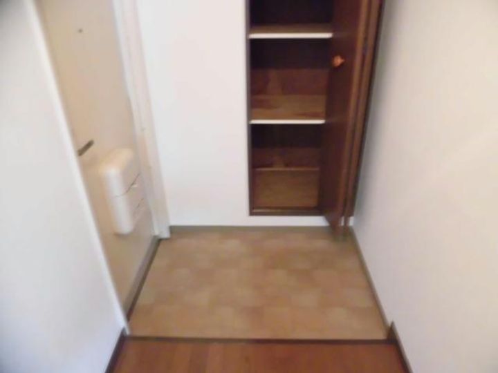 日光ハイツ八日市壱番館の玄関