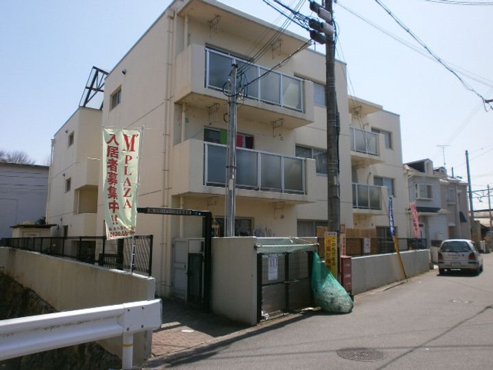 日光ハイツ八日市壱番館の外観