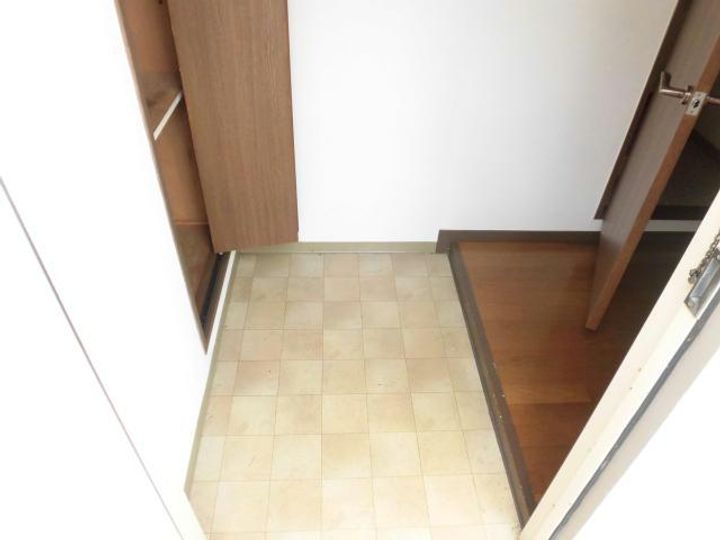 日光ハイツ八日市壱番館の玄関