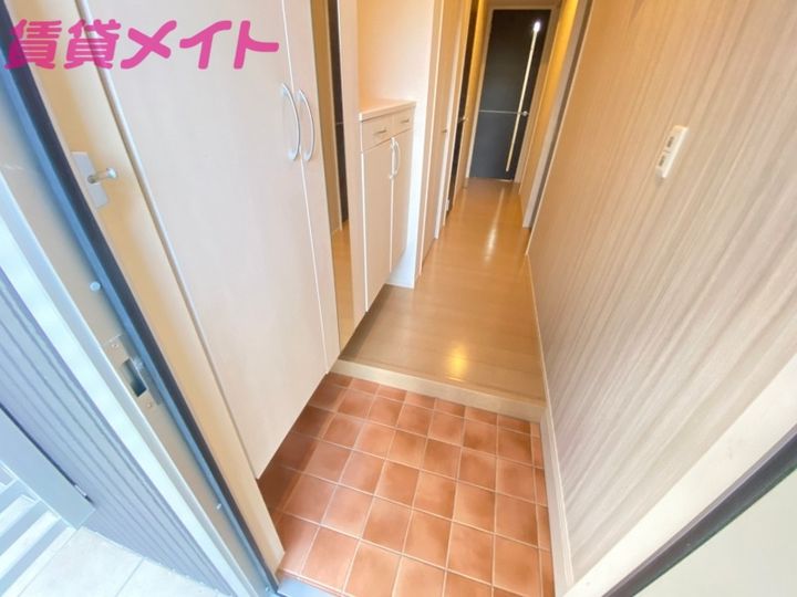 アゼリア岸岡の玄関