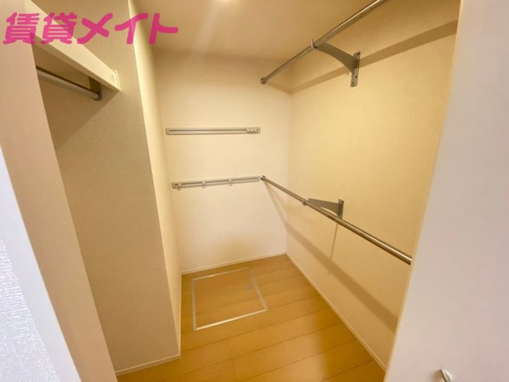 アゼリア岸岡の内装