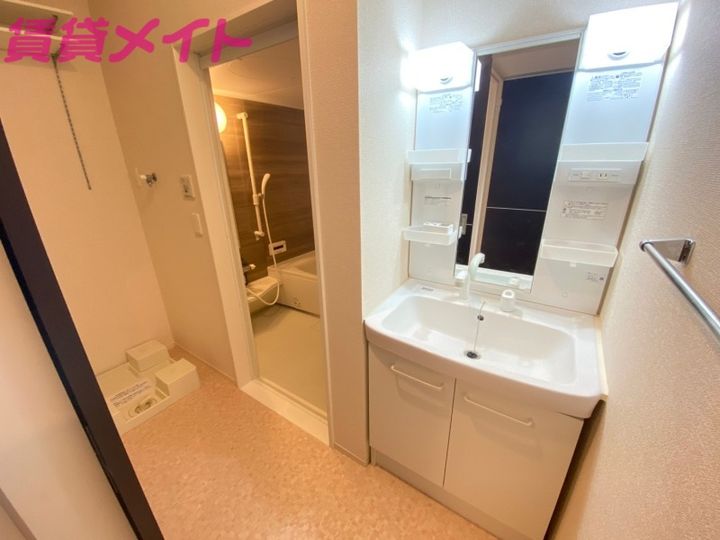 アゼリア岸岡の内装