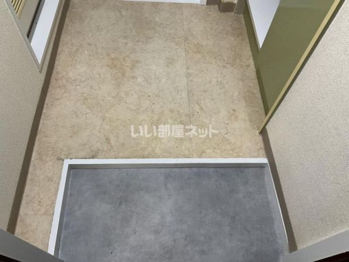 奈良県大和高田市西三倉堂2(マンション)の賃貸物件の玄関