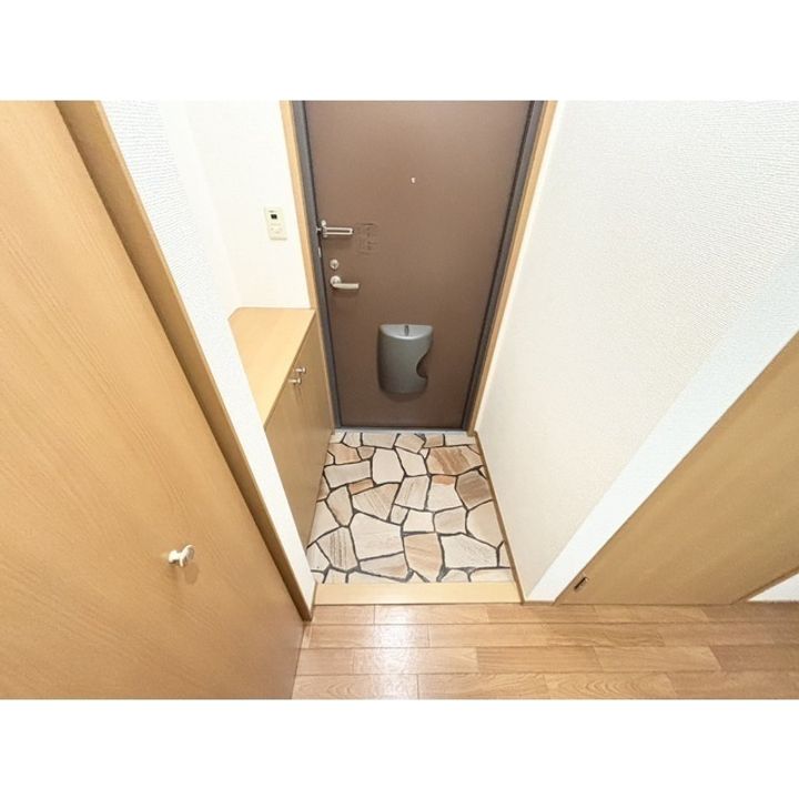 シャンブル南ヶ丘E棟の玄関