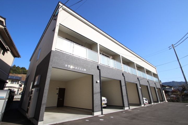 ラヴィーヌ三入A棟の外観