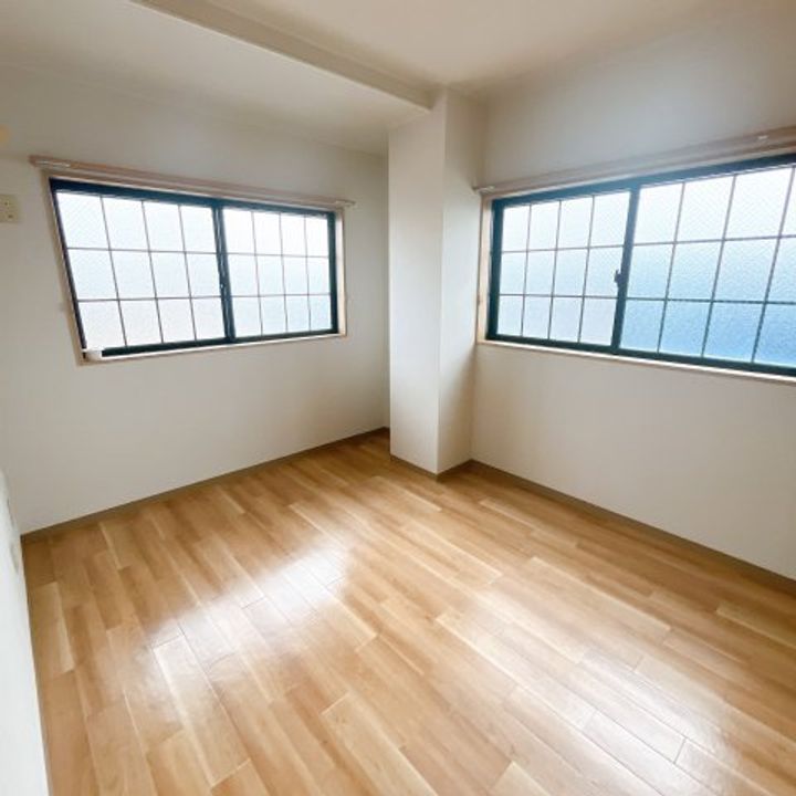 フローレンス新庄の居間