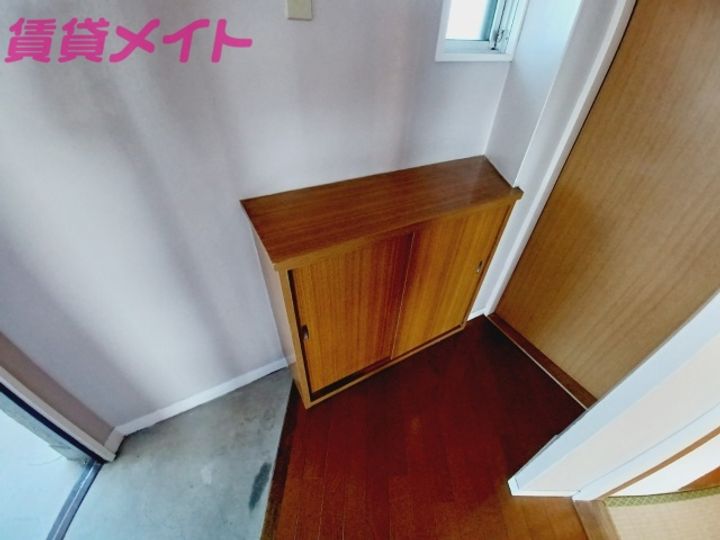 鈴与マンションの玄関