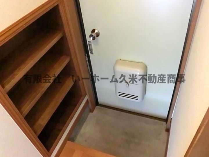 メゾンドヒルIIの玄関