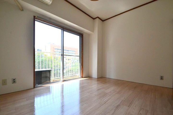 白鳳ビルの居間