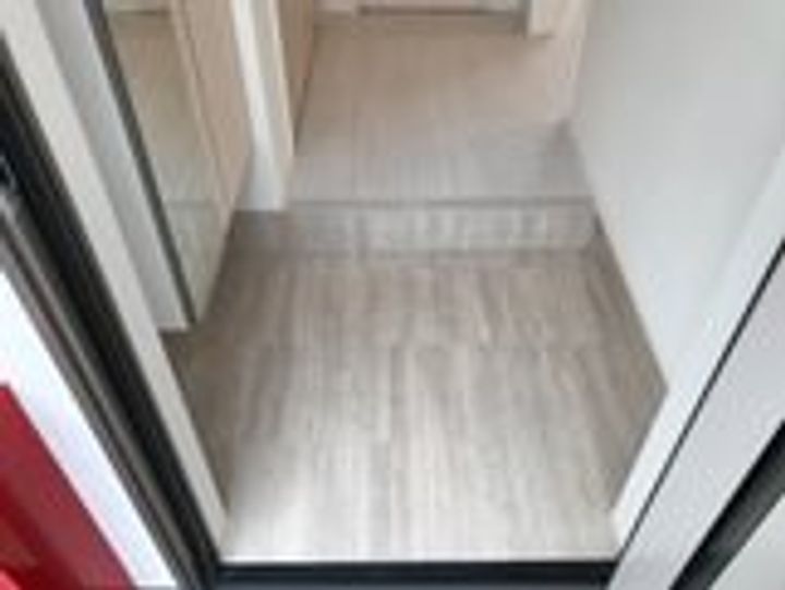 ライジングスター B棟の玄関