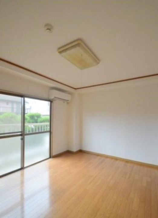 ドーミトリー人見の居間