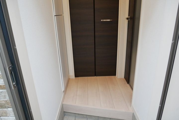 レヴィール葛塚Iの玄関