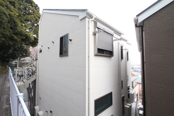 ヒルズ反町A棟の外観