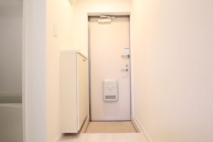 ヒルズ反町A棟の玄関