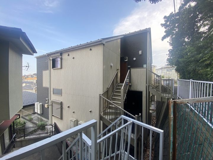 ヒルズ反町A棟の外観