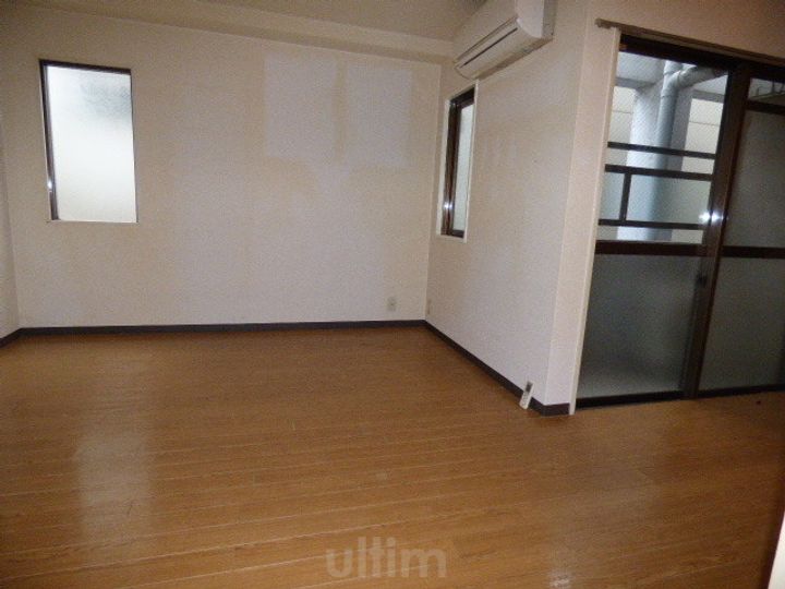 ハウスオブローゼの居間