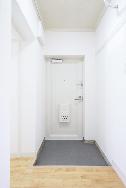 UR鶴山台の玄関