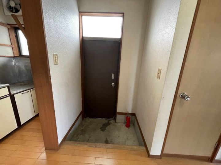第6白ゆり荘の玄関