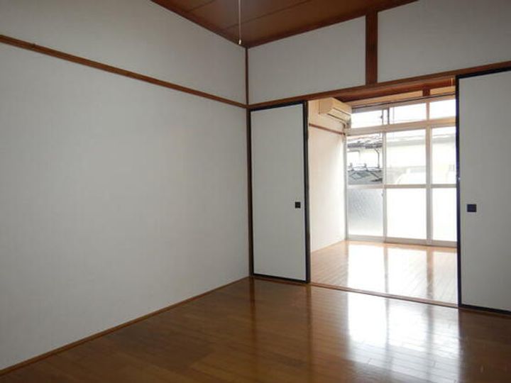 青田アパートの居間