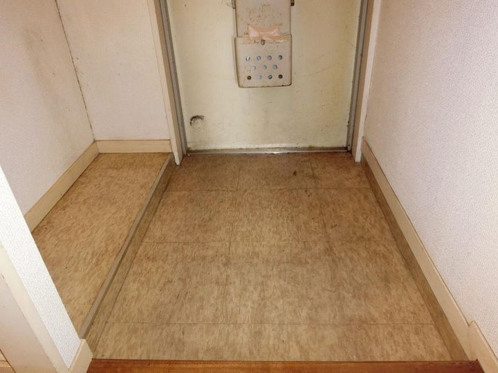 ハイネス横川の玄関