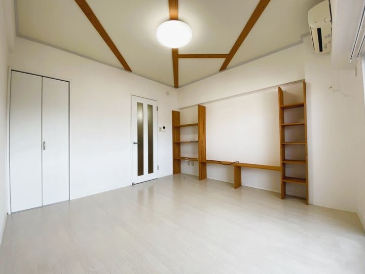 しおんビルの居間