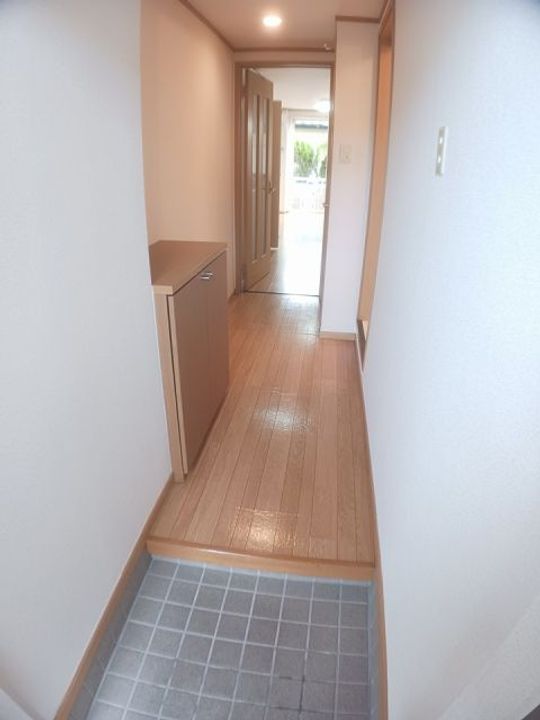 レフィナードAの玄関