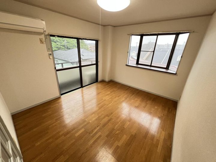 あきもとビルの居間