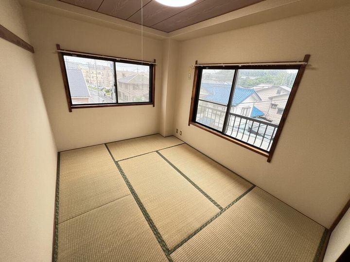 あきもとビルの居間