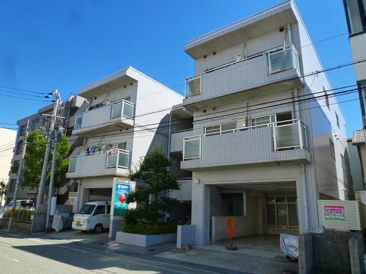 ロワイヤル鳴尾の外観