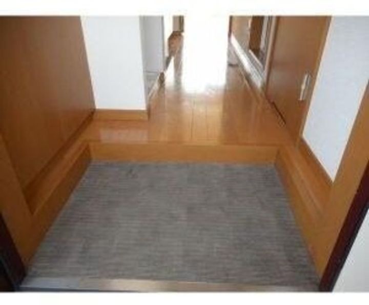 ロイヤル稲城の玄関