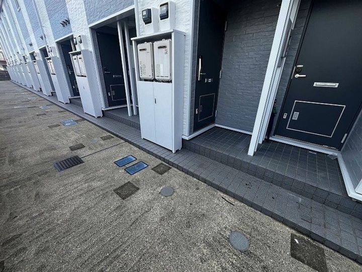 レオパレスプロテクシオンの玄関