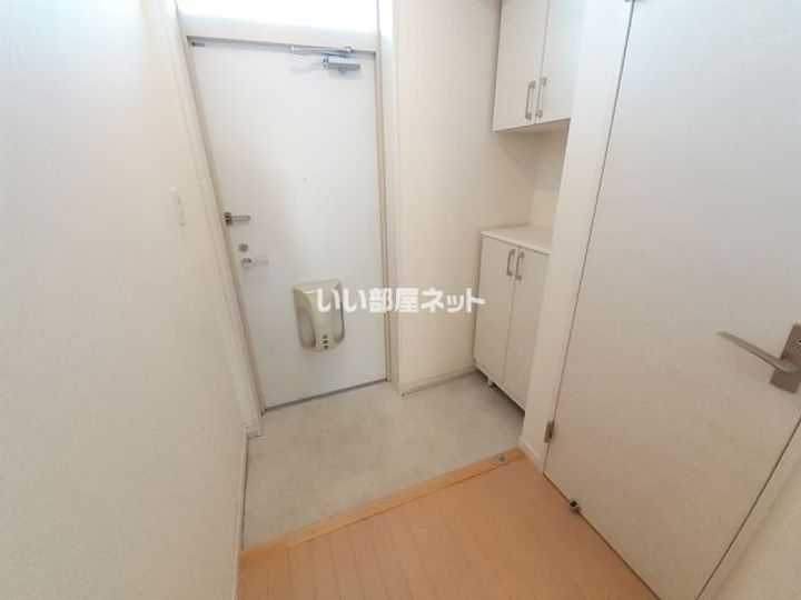 三重県鈴鹿市桜島町5(マンション)の賃貸物件の玄関