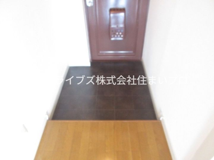 グロース寝屋川1の玄関