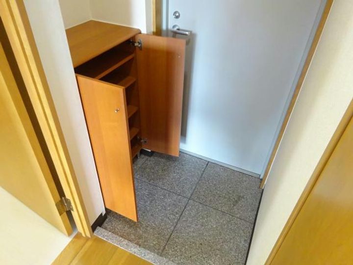 レジュイール東中通の玄関