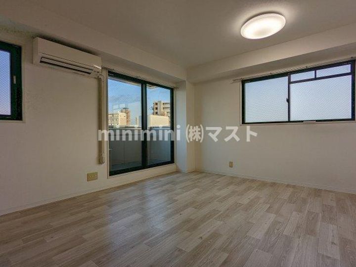 シンエイアド中央大通りビルディングの居間