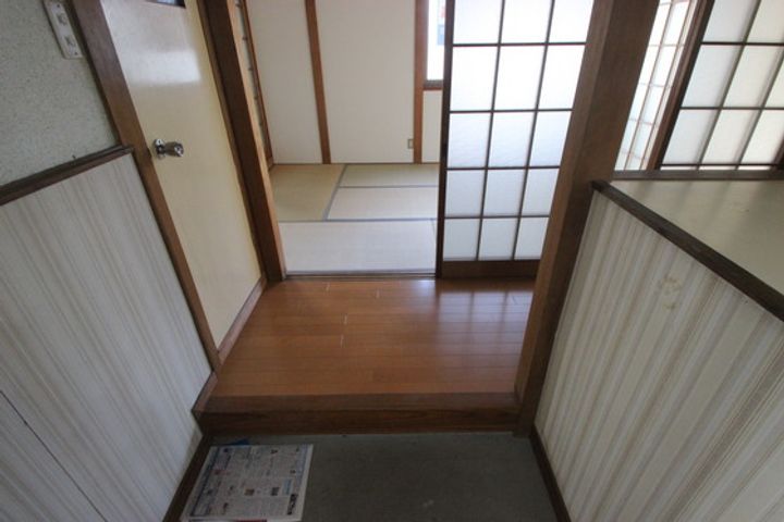 上本アパート東棟の玄関