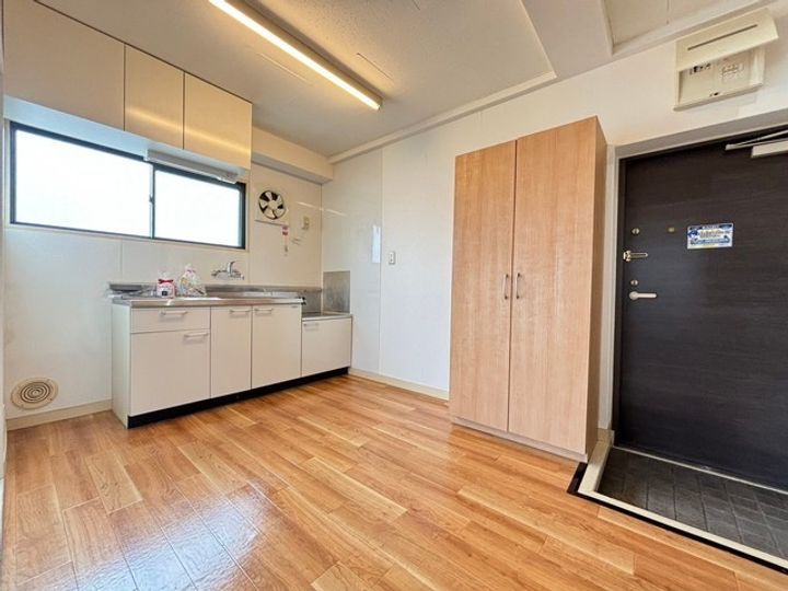 河元ビルの居間