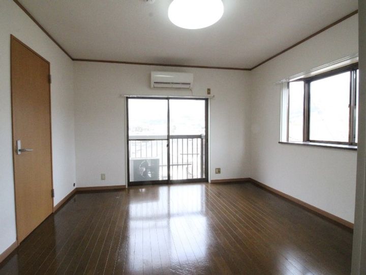 クズハサイドハイツの居間