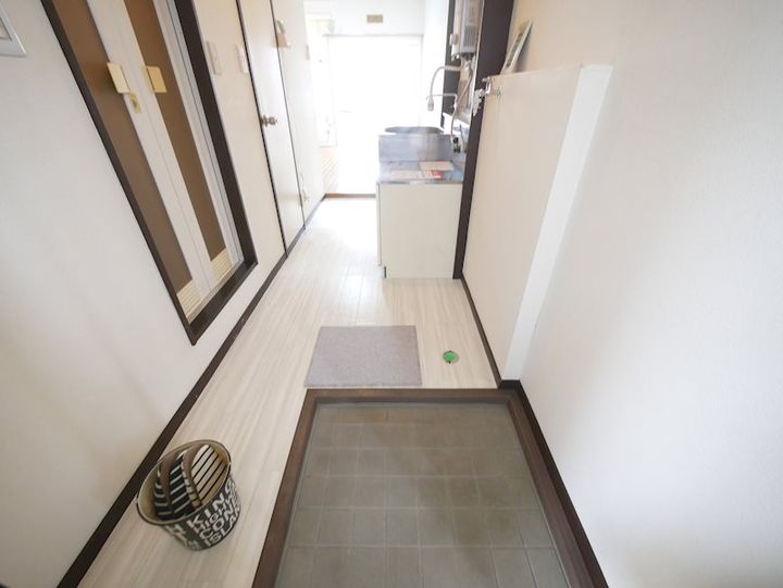 鴨志田ハイツの玄関