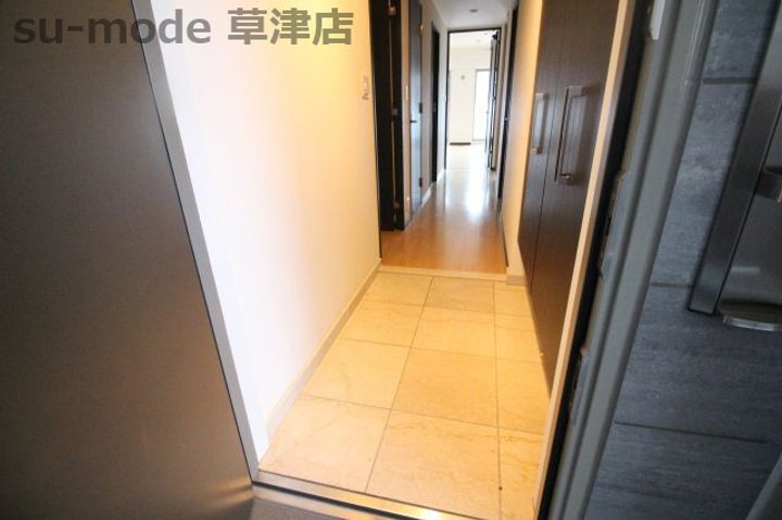 レジェ南草津の玄関