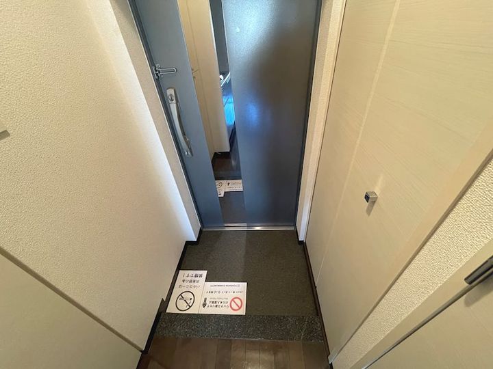 フェニックス新横濱エオールの玄関